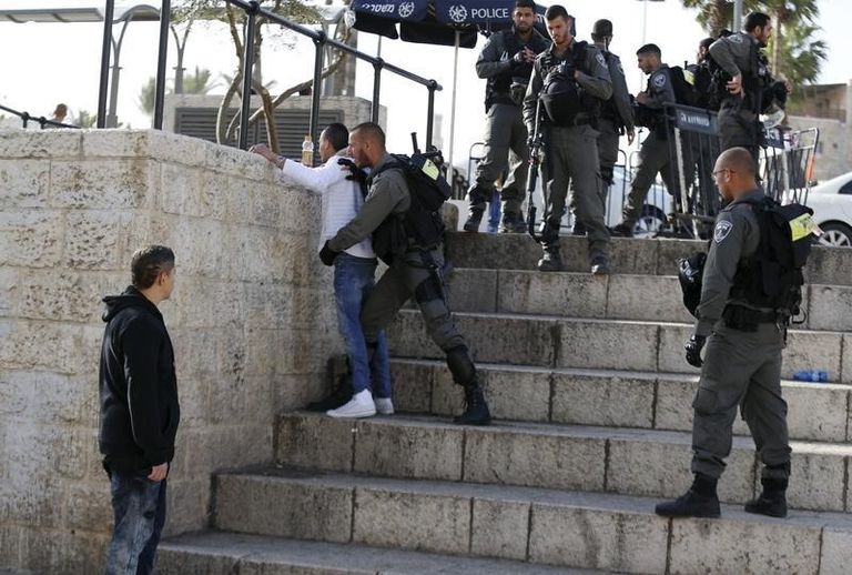 فلسطينيون يعيدون التفكير في عاداتهم لتفادي رصاص قوات الاحتلال