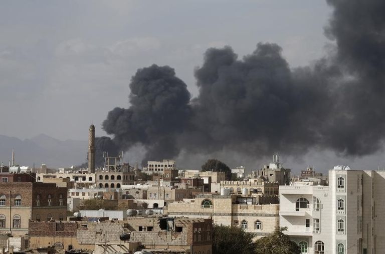 دخان متصاعد إثر ضربات جوية على العاصمة اليمنية صنعاء
