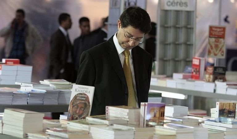 زائر يطالع عناوين كتب في معرض تونس للكتاب (رويترز)