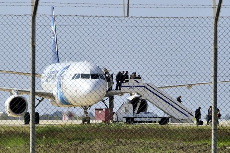 صورة للطائرة المصرية المختطفة في مطار لارنكا (رويترز)