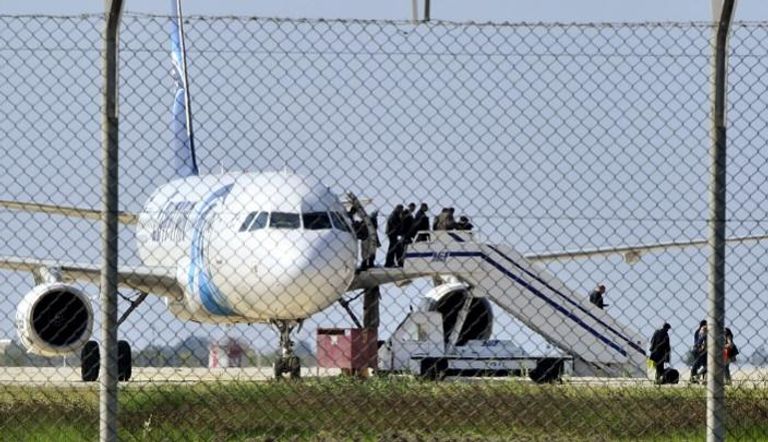 الطائرة المصرية أثناء وجودها في مطار لارناكا