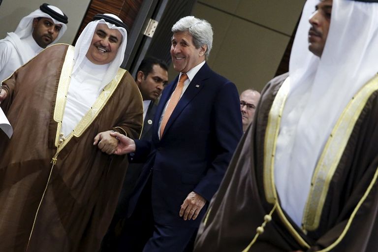 كيري والشيخ خالد بن أحمد في المنامة (رويترز)