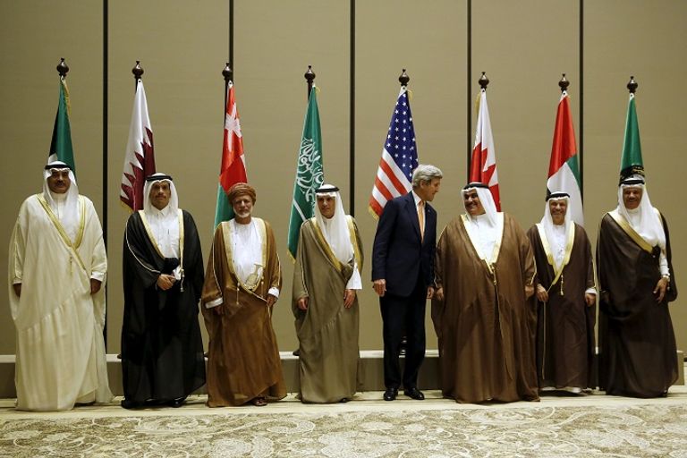 صورة تذكارية لكير ي مع وزراء خارجية دول مجلس التعاون لدول الخليج العربية (رويترز)