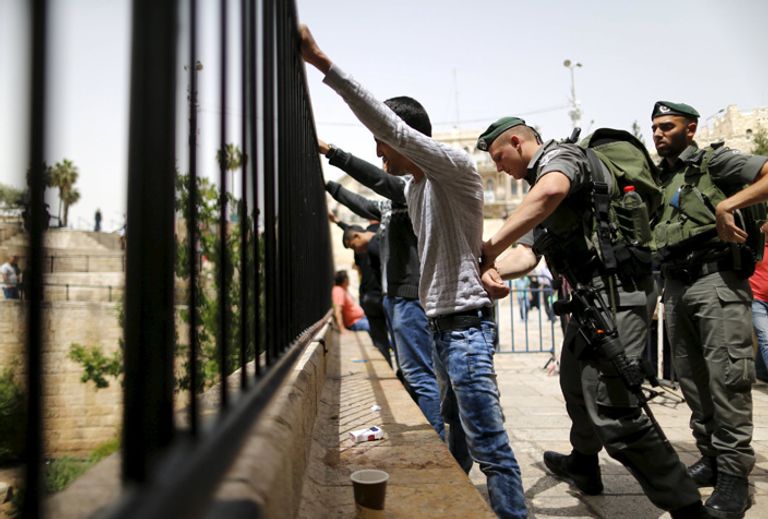 قوات الاحتلال تعتقل فلسطينين خلال حملة دهم في الضفة الغربية