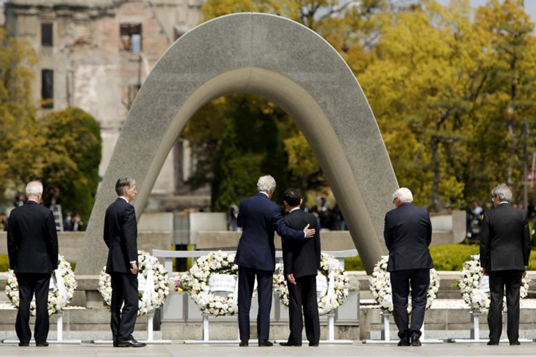 جون كيري خلال زيارته للنصب التذكاري لضحايا قنبلة هيروشيما الذرية التي ألقتها بلاده عام 1945