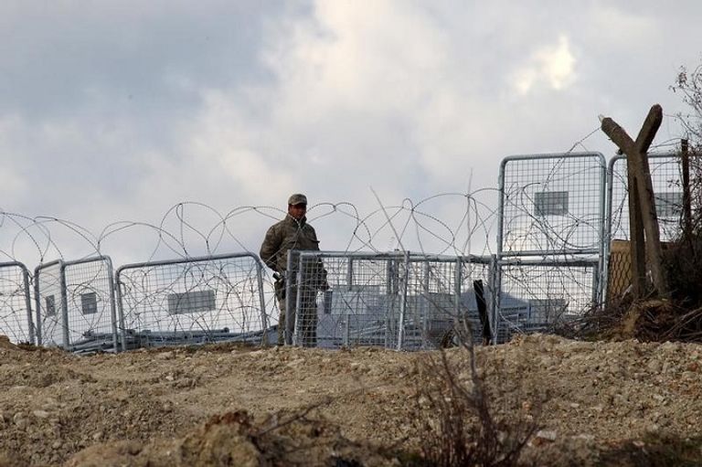 جندي تركي على الحدود التركية مع سوريا (رويترز)