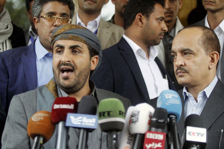 محمد عبد السلام (إلى اليسار) رئيس وفد الحوثيين خلال مؤتمر صحفي في مطار صنعاء - رويترز