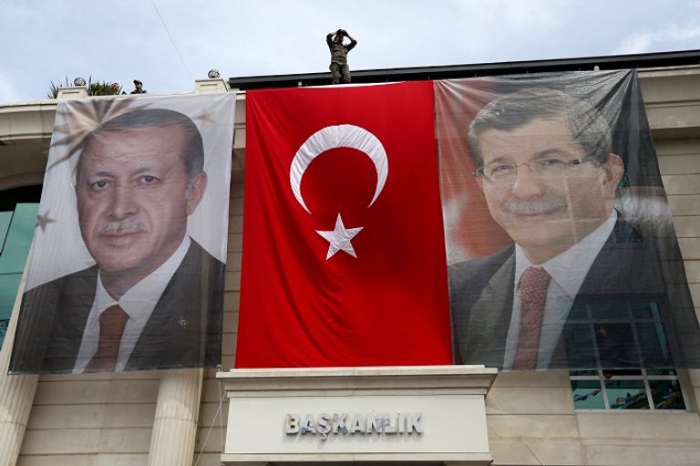 لافتة عملاقة لصورتي أردوغان وأوغلو