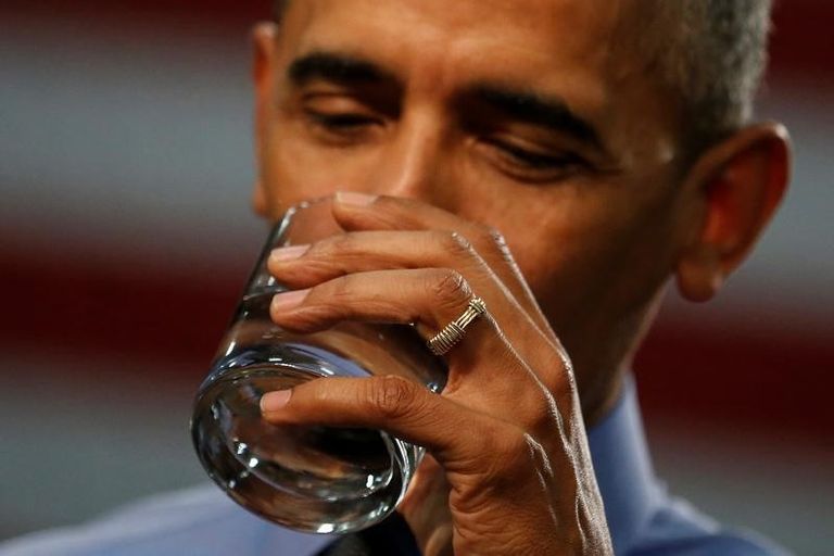 الرئيس الأمريكي باراك أوباما يشرب المياه القادمة من نهر 