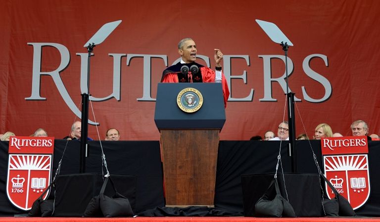 الرئيس الأمريكي باراك أوباما خلال حفل تسليم شهادات لخريجي جامعة روتغيرز قرب نيويورك