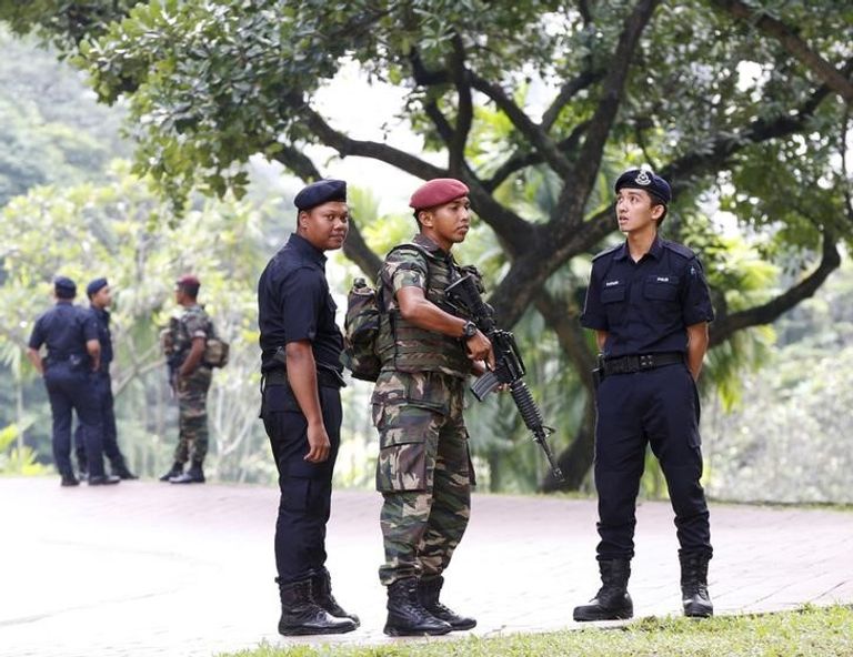 أفراد من قوات الأمن الماليزي
