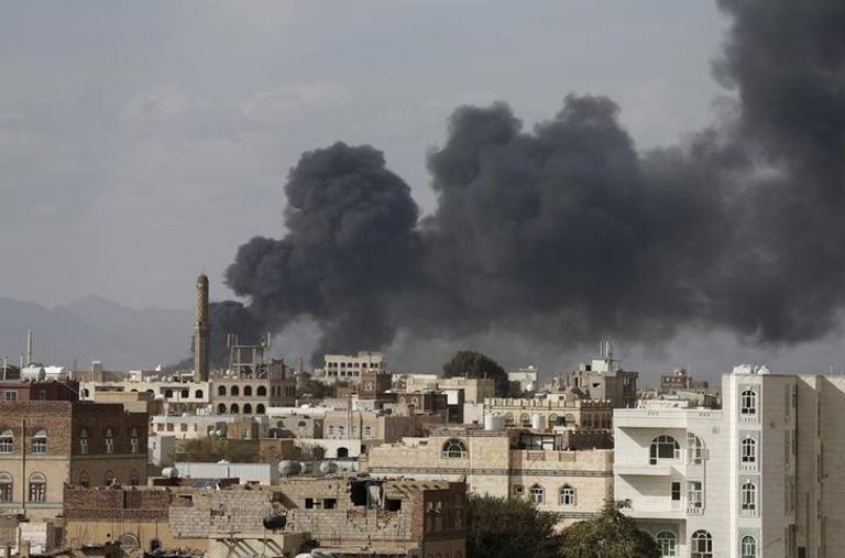 دخان يتصاعد من العاصمة اليمنية صنعاء بعد أحد غارات التحالف