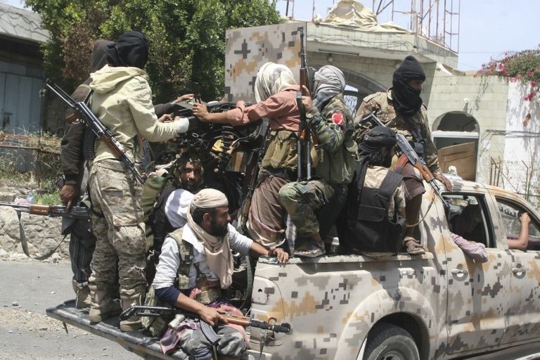 مقاتلون موالون للحكومة اليمنية - رويترز
