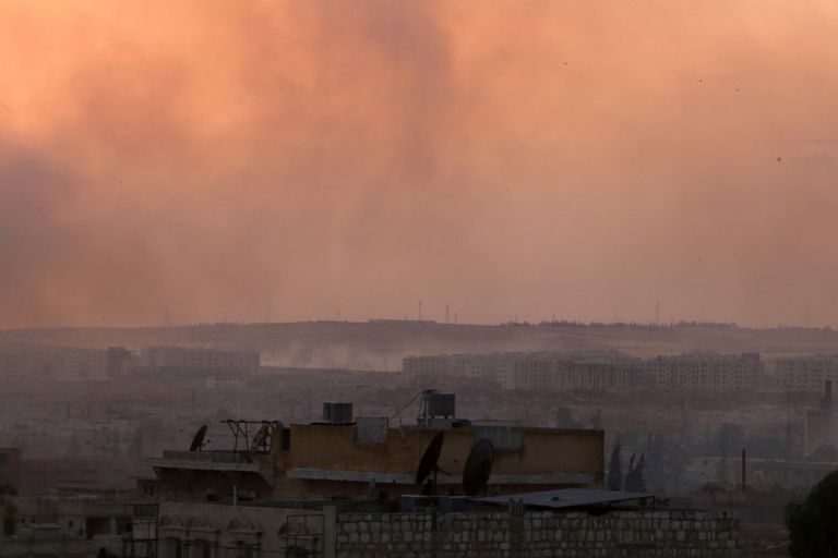 صورة  أرشيفية لآثار قصف جوي في سوريا - رويترز