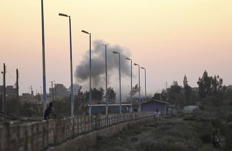 دخان متصاعد إثر ضربات جوية لقوات الحكومة السورية  - رويترز