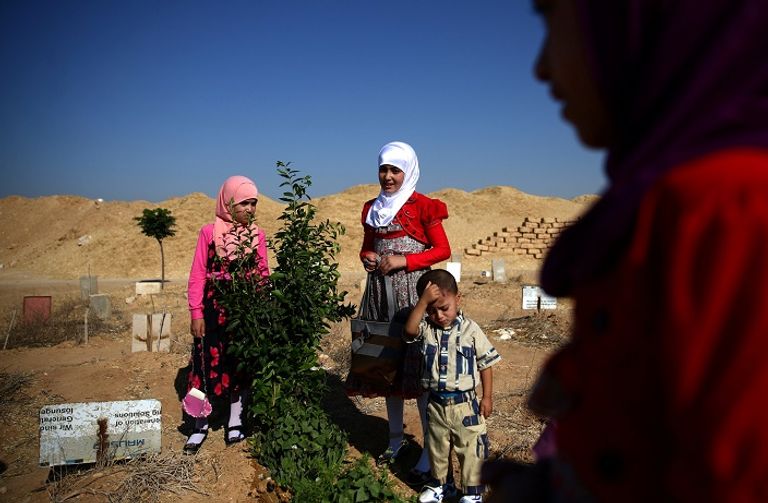 اللاجئات السوريات يحملن قصص عديدة حول طرق الهروب من الحرب - رويترز