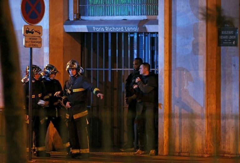 عناصر من مكافحة الاطفاء يؤمنون منطقة محيطة بقاعة باتكلان الموسيقية في باريس - رويترز