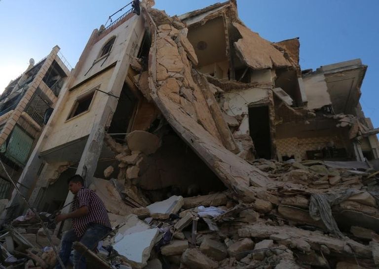 مبنى مدمر بعد غارة جوية على حي تسيطر عليه المعارضة في حلب - رويترز