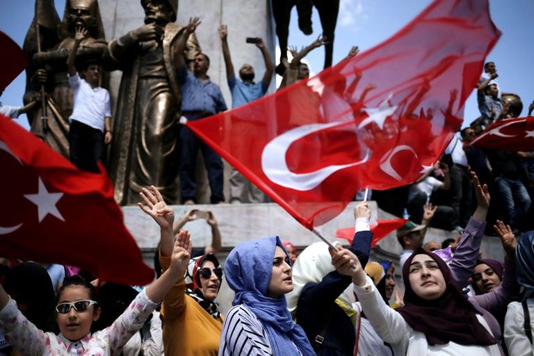مؤيدون لأردوغان يحتفلون في الشوارع التركية بفشل محاولة الانقلاب