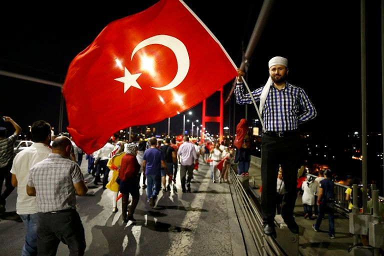 مواطنون في تركيا يحتفلون بفشل الانقلاب العسكري الأخير