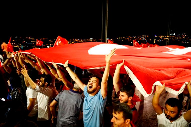 متظاهرون مؤيدون لأردوغان في شوارع إسطنبول