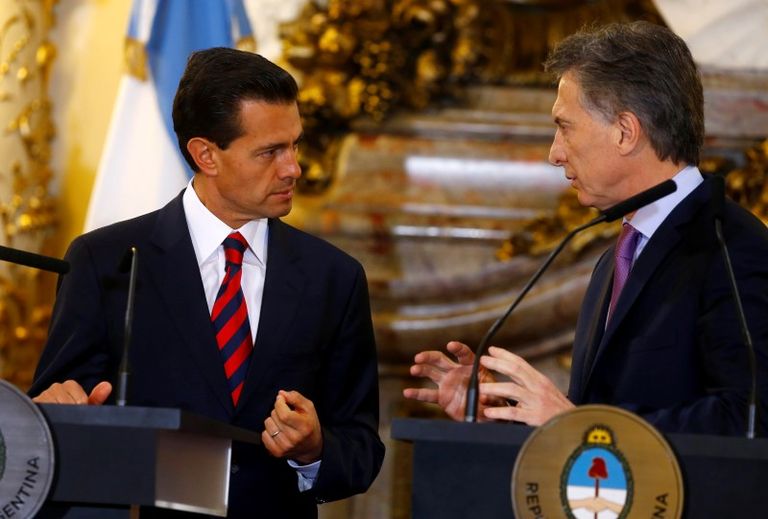  الرئيسان الأرجنتيني ماوريسيو ماكري (الى اليمين) والمكسيكي إنريكي بينا نييتو