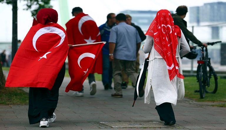 الأتراك يتظاهرون في كولونيا الألمانية تأييدا لرجب طيب أردوغان ضد الانقلاب