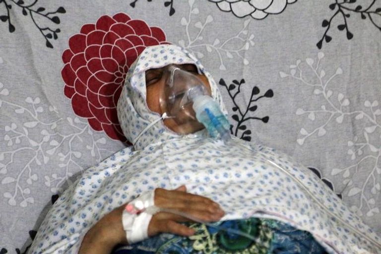 امرأة تخضع للعلاج بمستشفى في حلب