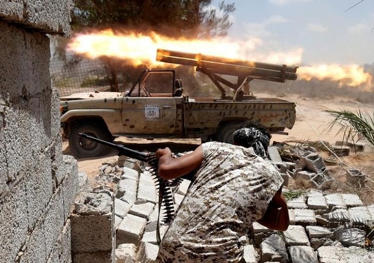 مقاتل من القوات الحكومية الليبية يطلق النار خلال معركة ضد داعش في سرت يوليو الماضي