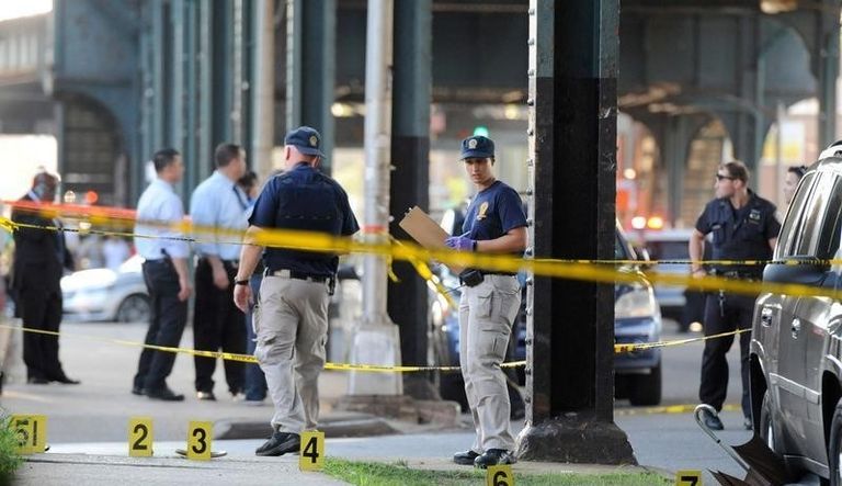 عناصر من شرطة نيويورك في موقع قتل إمام مسجد ومساعده - رويترز