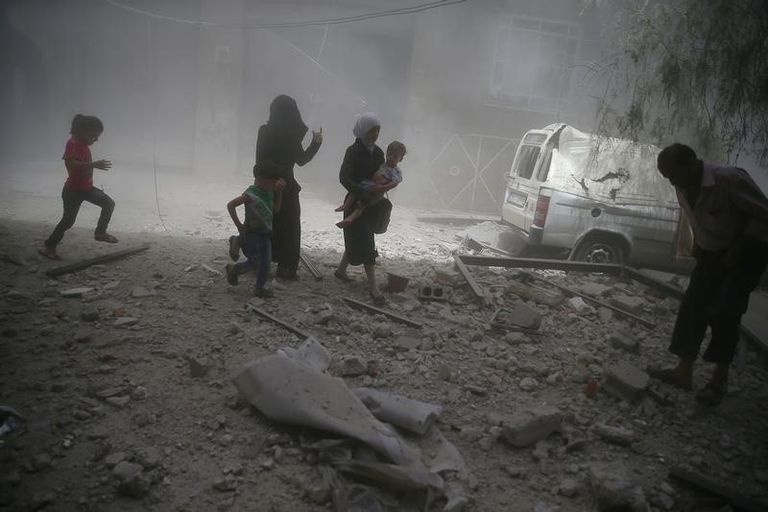 سكان يفرون من موقع تعرض لضربة جوية في سوريا - رويترز