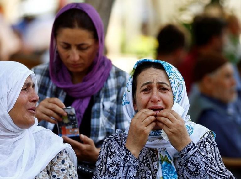 نساء يبكين أمام مشرحة مستشفى يوم الأحد بعد هجوم على حفل زفاف في مدينة غازي عنتاب التركية - رويترز