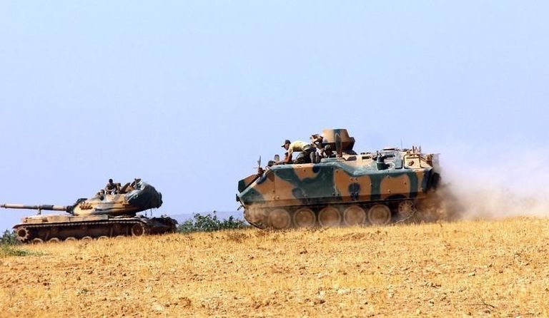 دبابة تابعة للجيش التركي ومركبة مدرعة بالقرب من الحدود التركية السورية