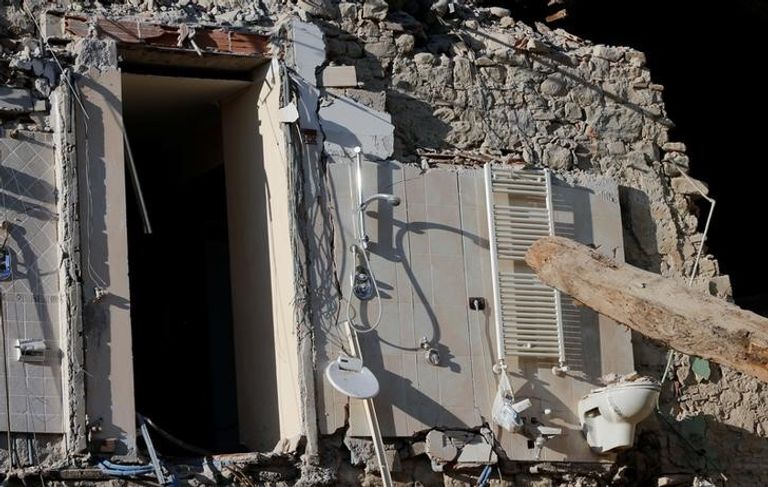 منزل دمر بفعل الزلزال في إيطاليا - رويترز
