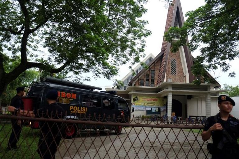 الشرطة الإندونيسية خارج الكنيسة التي وقع به االحادث
