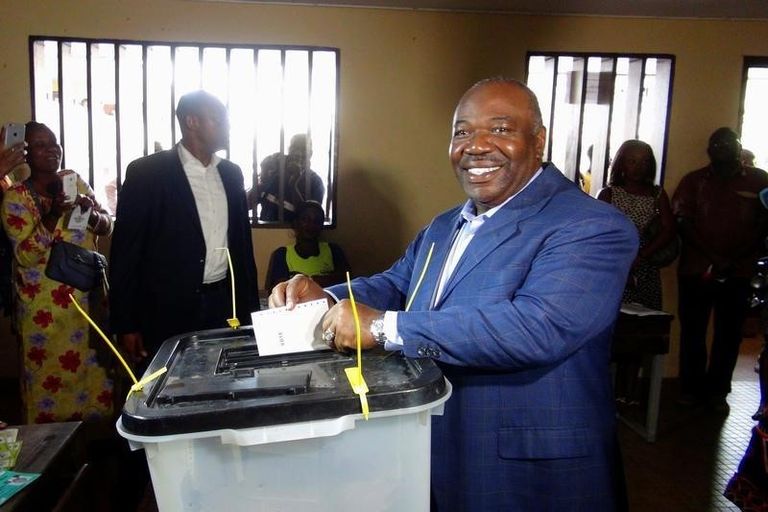 علي بونجو يدلي بصوته في أحد مراكز الاقتراع في ليبرفيل يوم 27 أغسطس الجاري - رويترز