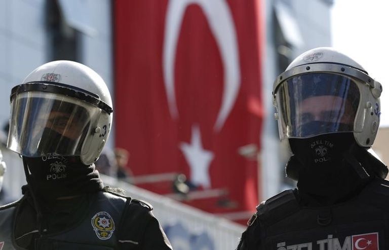 شرطيان أمام مبنى قناة تلفزيونية في اسطنبول
