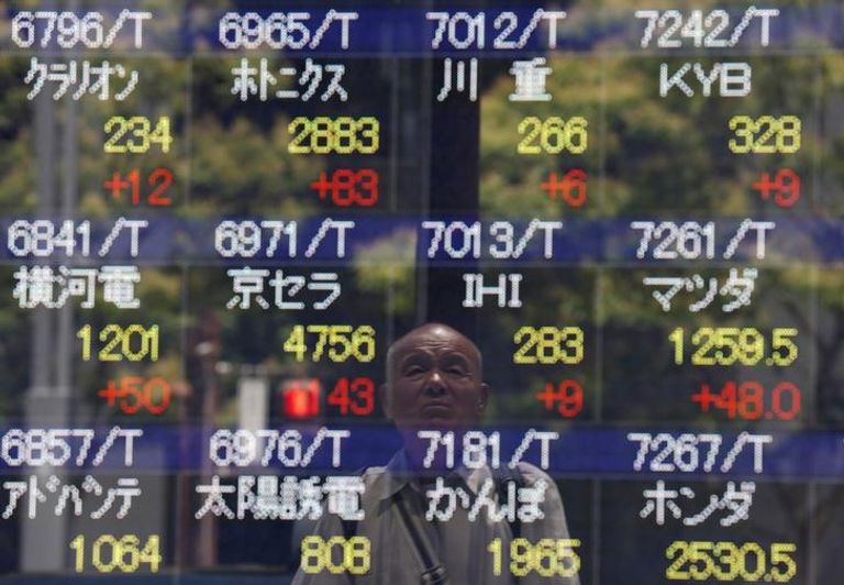 شاشة تعرض أسعار الأسهم في طوكيو