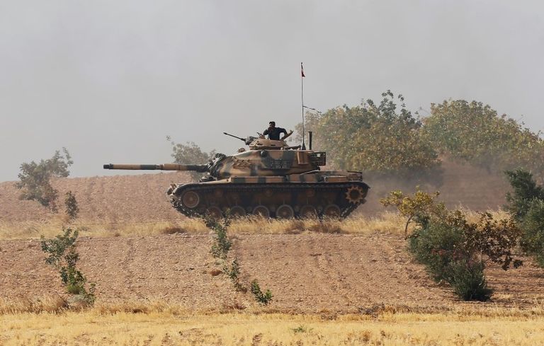 دبابة تركية عند الحدود التركية السورية - رويترز