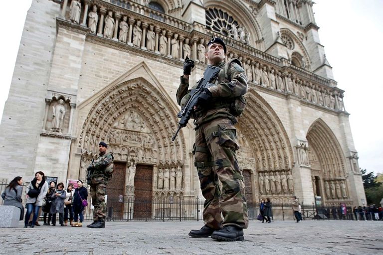 قوات مكافحة الإرهاب تجوب محيط كاتدرائية نوتردام