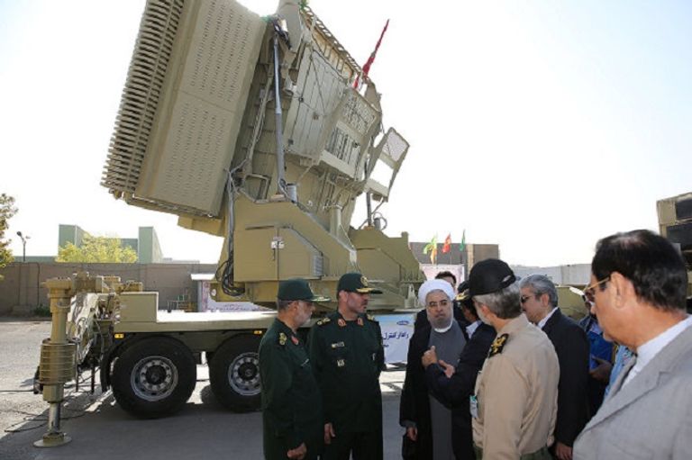 روحاني ووزير دفاعه يتفقدان منظومة دفاع صاروخية بقاعدة في طهران