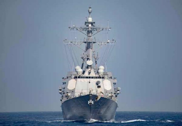 سفينة حربية أمريكية شبيهة للتى تحرش بها الزورق الإيراني