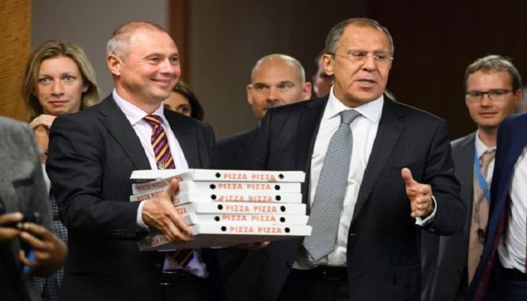 لافروف يقدم البيتزا للصحفيين