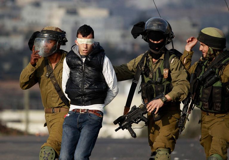 جيش الاحتلال خلال اعتقال أحد الفلسطينين