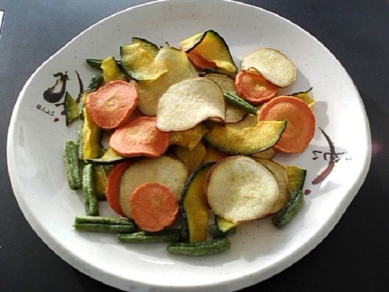تحذيرات من تناول رقائق الخضراوات باعتبارها وجبات خفيفة صحية