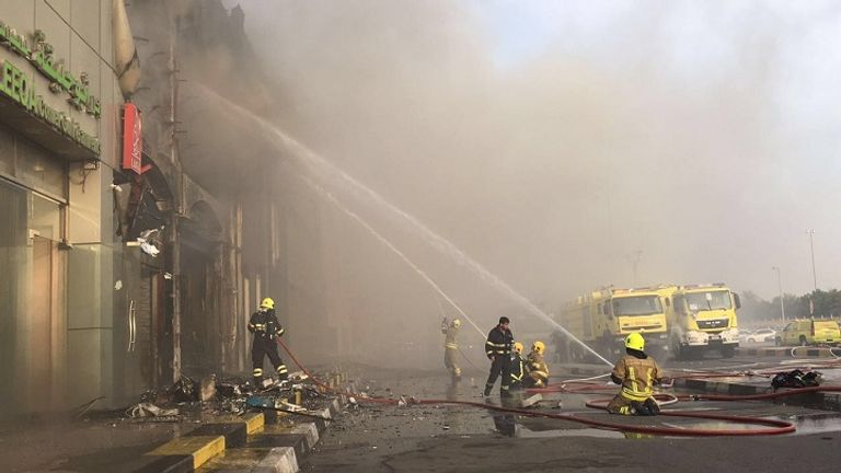 نتج عن الحريق إتلاف محتويات المحلات التي طالتها النيران دون وقوع إصابات