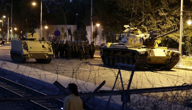 صور عرضتها وسائل الإعلام لدبابات في شوارع أنقرة