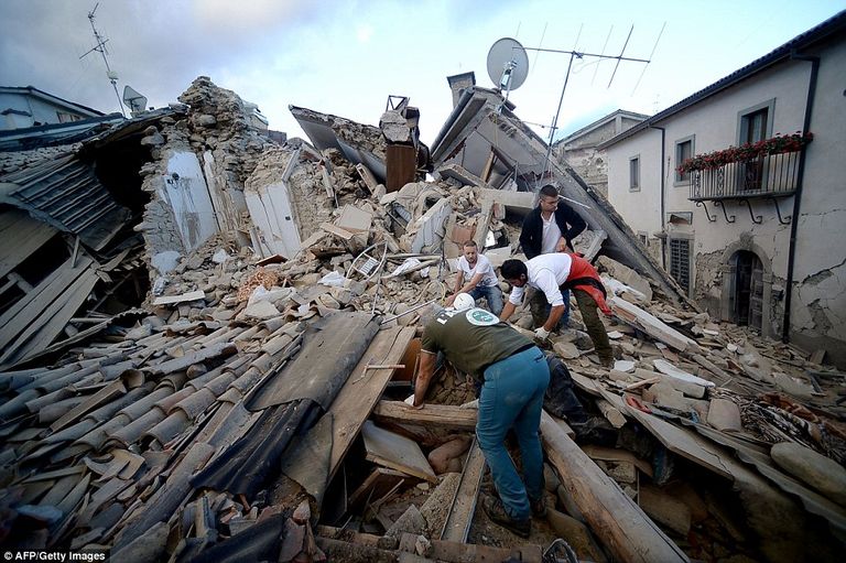 أثار الدمار في زلزال إيطاليا