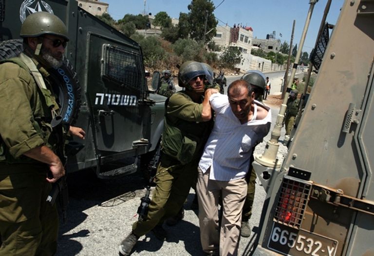 جيش الاحتلال يواصل عمليات الاعتقال بحق الفلسطينيين