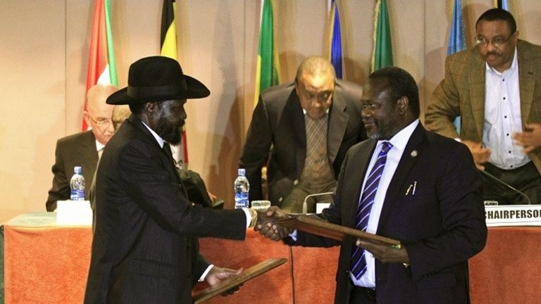 رئيس جنوب السودان سلفاكير (يسار) ونائبه ريك مشار (يمين) - أرشيفية
